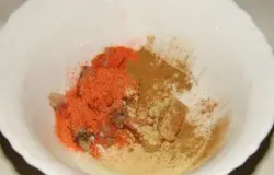 Далее нужно время от времени мешать соус и выжимать мешочек со специями. Затем по истечению двух недель, мешочек со специями нужно выкинуть, а полученный соус разлить в герметичную емкость.