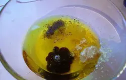 В миске смешиваем оливковое масло, горчицу, бальзамический уксус, а также сок свежевыжатого лимона. Соль и перец можно добавить по вкусу, учитывая вкус бальзамического уксуса. При этом горчицу нужно брать не острую, так как в противном случае она перебьет весь вкус соуса.