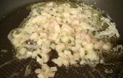 Затем влить в сковороду уксус и добавить по вкусу горчицу. Если любите очень выраженный горчичный вкус, то можно добавить две столовых ложки горчицы, если не особо – то лучше одну ложку. В данном случае добавлена горчица двух видов – с зернами и обыкновенная горчица.