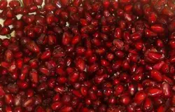 Для начала нужно порезать гранат на две части, отложив несколько зерен для украшения. На минисоковыжималке нужно выжать гранатовый сок. По объему должно получиться примерно 150 мл гранатового сока, в зависимости от размера  фрукта. Затем нужно приготовить маринад, который необходим для мяса и для варки гранатового соуса. Для этого нужно взять половину гранатового сока и смешать с сухим красным вином. Затем добавить соль и перец, а также сушеный тимьян, буквально несколько веточек. Маринад нужно тщательно перемешать о оставить в комнатной температуре.
