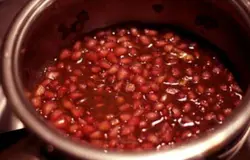 Так как соус готовится к какому – либо виду мяса или рыбы, то в момент приготовления основной ингредиент обычно уже готовится. Для соуса понадобится выделившийся сок мяса. Поэтому в сковороду с соусом нужно добавить выделившийся мясной сок, а также мелко порубленный репчатый лук и вторую половину гранатового соуса. Продолжать уваривать соус до загустения. При желании можно добавить винный уксус или еще немного вина. Это подойдет для тех, кому нравится соус с выраженным вкусом и ароматом алкоголя. В этом случае получается  достаточно пикантный соус, который подойдет больше для мяса с насыщенным вкусом, например мясу баранины или телятины. Можно также добавить нарубленный свежий чеснок, который придаст соусу незабываемый  аромат.Готовый соус приобретет темно – вишневый оттенок. Уваривать соус нужно до загустения, однако нужно следить, чтобы варился соус на среднем огне. Постоянно помешивая, нужно доварить соус и сразу полить им приготовленное блюдо. Украсить оставленными зернами граната полученное блюдо. Соус получается просто восхитительным, подходим ко многим мясным блюдам. Приготовить его совсем не сложно, блюдо не требует особых затрат, зато результат превосходит всякие ожидания. Блюдо с таким соусом можно подать как к праздничному столу, так и к обычному ужину, чтобы порадовать близких и друзей. Блюдо понравится всем без исключения, кто попробует хотя бы кусочек. 