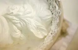 Готовим коржи, для этого охлажденные белки взбиваем до получения твердых пиков. Затем в белковую пену всыпаем постепенно сахарный песок и ванильную эссенцию. Продолжать взбивать пену еще в течение 8 минут на высокой скорости. Ни в коем случае не добавлять сыпучие ингредиенты сразу в полном объеме, в этом случае пена сразу спадет.