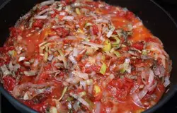 Морковь, сладкий перец и черешки сельдерея нарезаем кубиками. Добавляем все овощи к луку и тушим до размягчения около семи минут. Помидоры очищаем от кожуры и семян, нарезаем кубиками. Добавляем их и перец чили к овощам и готовим еще 5 минут. Примешиваем томатную пасту и еще минуты три тушим.