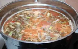 Добавляем в бульон протушенные овощи и варим на слабом огне полтора часа. После этого времени добавляем креветки, даем им покипеть 10 минут и выключем плиту. Суп должен настояться хотя бы 5 минут. Подаем этот томатный суп, украсив тарелки дольками лайма.