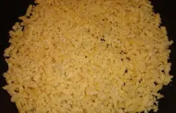 Далее тесто нужно пропустит через мясорубки, получая своеобразные спагетти. На предварительно смазанный маслом противень аккуратно выложить все полученные спагетти и выпекать при температуре 170 градусов в течение 20- 25 минут. Очень важно следить за тем, чтобы печенье не подгорели, иначе вкус испортится.