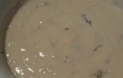 Приготовление торта начинается с выпекания коржей, которые являются самой главной составляющей в десерте. Прежде всего, нужно распарить изюм и чернослив. Их нужно будет добавить в само тесто. Нарезать сухофрукты можно крупно, добавив по желанию курагу, сушеные яблоки, мелко нарезанный инжир.