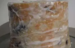 Пока выпекается корж, готовим крем. Для этого сметану нужно смешать с сахаром, перемешивать тщательно, до загустения сметаны и получения однородного крема. При желании можно приготовить заварной крем для тех, кто любит более жирный и насыщенный вкус. Вариант со сметаной является диетическим, при условии, что взять сметану обезжиренную.
