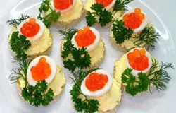 Канапе с яйцом и икрой.Из ломтиков хлеба вырезается стопкой кружочки и смазывают их маслом. Сверху на каждый кусочек хлеба кладется ломтик яйца, а посредине — икра. Украшается листочками петрушки.Кроме канапе, готовятся для фуршета и другие закуски, в том числе и сладкие. Их существует такое великое множество, что описать только их названия понадобится целая толстая книга. Приведем насколько рецептов оригинальных закусок для фуршета.