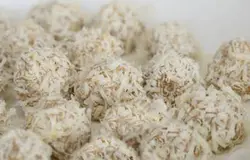 Закуска «Рафаэлло»Печень и морковь отвариваем. Луковицу измельчаем и обжариваем на сале, нарезанном кусочками. Все продукты пропускаем через мясорубку – получаем печеночный паштет. Добавляем мягкое сливочное масло и тщательно размешиваем. Сформировываем из этой массы одинакового размера шарики.Сыр натираем на терке и обваливаем шарики в сырной стружке.