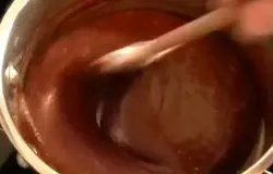 Шоколадная начинка. Топим шоколад и сливочное масло на водяной бане, вливаем молоко и перемешиваем до образования однородной массы. Добавляем яйцо и продолжаем мешать, пока смесь не загустеет. Переливаем ее в миску и убираем в холодильник на полчаса. Сливки взбиваем и смешимваем с охлажденной шоколадной смесью.