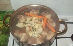 Мясо хорошо моем, кладем в кастрюлю с (обязательно!) холодной водой и ставим на огонь вариться. Пену и часть жира (он нам еще пригодится) с бульона периодически снимаем, тогда он будет прозрачным. Варим мясо долго (пока оно не станет легко отделяться от костей) около трех – трех с половиной часов на очень слабом огне, чтобы бульон (по-казахски - шурпа) кипел почти незаметно.За час до окончания варки кладем в шурпу целиком очищенную луковицу, морковь, душистый перец горошком, лавровый лист и соль (овощи можно и не класть в бульон, а только специи).