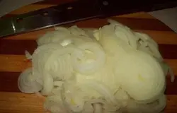 От процеженной шурпы отливаем 4 черпака бульона, добавляем воду, соль и варим ромбы из теста (камыр по-казахски) до готовности. Лук нарезаем кольцами. В сковороде разогреваем снятый с бульона жир, выкладываем половину нарезанного лука, немного солим и слегка обжариваем до мягкости.В дуршлаг выкладываем вторую половину лука и опускаем буквально на минуту в кипящую шурпу. Лук вынимаем, даем бульону стечь и густо посыпаем свежемолотым перцем. Отваренный камыр откидываем на дуршлаг, чтобы лишняя жидкость стекла и смешиваем с обжаренным луком, чтобы ромбы не склеивались.
