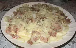 На ляган (большое блюдо) выкладываем отваренные ромбы, а сверху по центру тарелки располагаем куски мяса. На мясо выкладываем бланшированный в бульоне лук с перцем. К бешбармаку подаем разлитую по кассам (это большие пиалы) или суповым тарелкам горячую шурпу, щедро посыпанную рубленой зеленью.Теперь Вы знаете, как приготовить бешбармак, рецепт СЃ фото которого, опубликован на нашем сайте.