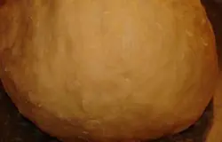 Взбиваем яйца, добавляем в них молоко и остальные продукты. Замешиваем не очень крутое тесто и даем ему полежать около часа.Разделяем тесто на несколько колобков для того, чтобы его легче раскатывать.