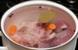 Говяжью вырезку хорошо моем и разрезаем на крупные куски. Чистим морковь и крупно режем. В казанок кладем мясо, добавляем морковь, лавровый лист и душистый перец. Заливаем холодной водой и варим на медленном огне часа полтора-два. Не забываем снять пену.
