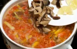 И в самом конце варки отправляем в казанок грибы с лимоном и даем солянке  покипеть 5 минут. Солим и перчим по вкусу.Снимаем с огня и оставляем настояться полчаса. Подаем, добавив каждому едоку в тарелку по пару оливок, порезанную петрушку и дольку лимона (с кожурой).