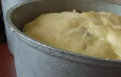 Ввести яйца и желтки, постепенно добавить просеянную муку. Хорошо вымешать тесто. Изюм предварительно промыть, высушить и обвалять в муке. Добавить в тесто изюм, орехи и лимонную цедру. Еще раз хорошо вымешать тесто. Готовое тесто накрыть полотенцем и убрать в теплое место - тесто должно увеличиться в размерах в 2-3 раза. После того, как подойдет - хорошо обмять. Формочки смазать маслом и обсыпать сухарями, выложить тесто в формы на 2/3, оставить подойти почти до краев.