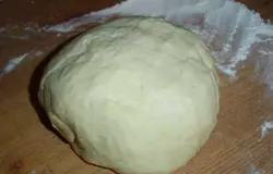 Тесто заворачиваем в пищевую пленку и отправляем в холодильник на час.