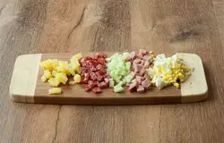 Все продукты мелко режем. Картофель отварить целиком и также измельчить.