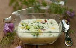 Кроме воды и сметаны, соединяем все ингредиенты. Солим и перчим по вкусу. Жаль, что не было у меня редиски. Тоже бы туда отправилась. Теперь содержимое соединяем со сметаной. Аккуратно перемешиваем и заливаем остывшей водой. Добавим растертые желтки и все это хорошенько (без фанатизма!) еще раз перемешиваем. Вот и все! Ставим окрошку охладиться - и приятного вам! Охлаждайтесь в летнюю жару!  Пы Сы. Зря я мужу в тарелку набрала окрошки. Можно было спокойно ставить перед ним кастрюлю))) Ну, не удобно ему несколько раз набирать добавку!)))