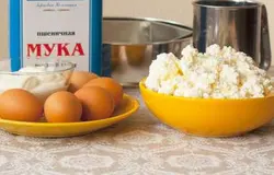 И вот уже не папа учит их, а девчонки угощают папу и переписывают для него рецепт. Настя и Даша, т.к. этот чизкейк был без названия, я и назвал его "N-n-D". Рецепт пришлось адаптировать, потому что cream-cheese найти в России не очень реально. Я беру хороший творог. Мой выбор - творог пожирнее (до 18% жирности), но можно делать и с менее жирным (6%).