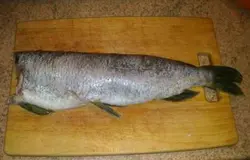 После субботнего вкусного ужина решил мой муж и меня порадовать. Поехал на рыбалку:), привез пару щук. Думала я, думала, и решила сделать фаршированную щуку. Просто жарить её мне не нравится, уж очень сухое получается мясо.  Приступим!  Щуку моем, чистим и аккуратно надрезаем кожу вокруг головы.