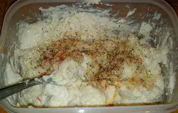 Нам нужна целая шкурка, для этого нужно немножко щуку отбить, и тогда шкурка снимается без усилий! Дойдя до хвоста, рубим хребетную кость и чистим кожу изнутри. Отделив мясо от костей, измельчаем в блендере или мясорубке вместе с луком, замоченной в молоке булочкой и чесноком, добавляем соль, перец и специи по-вкусу (я брала шафран) и пару ложек майонеза