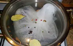 Щуку укладываем в марлю, заливаем рыбным бульоном и ставим вариться на очень маленьком огне минут 25-30.