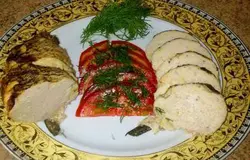Наше блюдо "щука фаршированная" готово!   Нарезаем острым ножом ломтиками, украшаем и приступаем к трапезе! К фаршированной щуке очень хорошо подойдет хрен, а также соус "Ткемали".