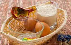 Для блинов потребуется мука, яйца, подсолнечное масло, соль по вкусу.