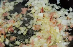 На сковородке распускаем кусочек  сливочного масла.
