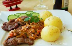 Вот так очень быстро всё готовится. Надеюсь, соус вам покажется вкусным и хорошо подходящим к мясу.