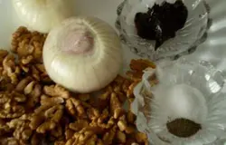 На фото набор продуктов для лявянги: красный лук, грецкие орехи, перец, сумах, паста из алычи, соль.