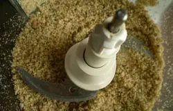 Грецкие орехи измельчить.