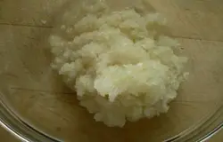 Лук пропустить через мясорубку.