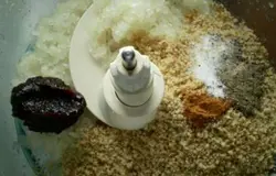 Соединить и перемешать лук, грецкие орехи, пасту из алычи, соль, перец, сумах.