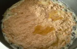 Растопить топ.масло и вылить яично- ореховую смесь лявянги. Разровнять, готовить на медленном огне 8-10мин, под закрытой крышкой.