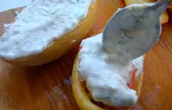 Сверху заправляем соусом!