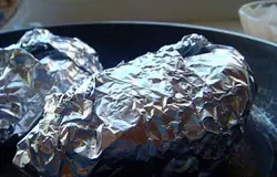 Каждую картофелину накрываем "крышкой". Вуаля-получаются сундучки. Теперь наши сундучки мы оборачиваем в фольгу (блестяшкой внутрь) отдельно друг от друга. укладываем в форму. Отправляем в духовку на 20 минут.