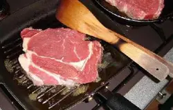 Наливаем оливковое масло в сковороду и обжариваем филе на среднем огне.