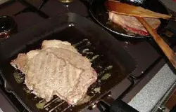 Переворачивайте филе. Когда мясо подрумянится снимите его с плиты.