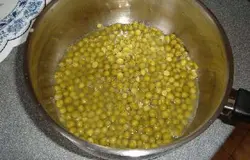 Выкладываем горох в кастрюлю.