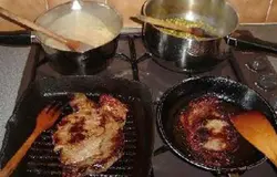 Доводим соус из горошка и перца до кипения.