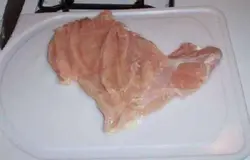 Нарезаем грудку бабочкой и посыпаем солью.