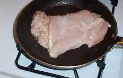 Кладем грудку жариться на прогретую сковороду (средний огонь).