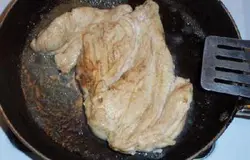 Добавляем немного лимонного сока и текилы. Даем мясу попотеть несколько минут. Не забывайте переворачивать.
