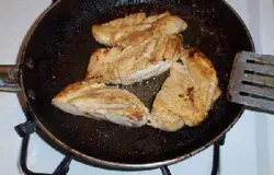Можно поломать курицу на несколько частей, как это показано на картинке.