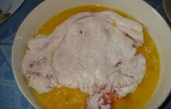 Макаем мясо во взбитое яйцо.