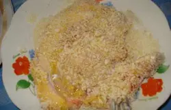 Посыпаем кусочки крошкой сухарей.