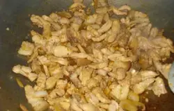 Отдельно жарим немного чеснока и лука. Добавляем мясо и готовим в течении нескольких минут. Затем нужно приправить солью, перцем и налить немного соевого соуса. Оставляем в сторонке.
